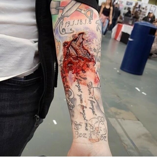 Another of our favourite FX Transfers applications from @jayne_sfxmua this was at walker stalker last year or the year before. It’s a great zombie bite/ripped flesh 
#sfx #sfxmakeup #specialfx #specialeffects #sfxmua #specialeffectsmakeup #specialeffect … ift.tt/2wuuLav