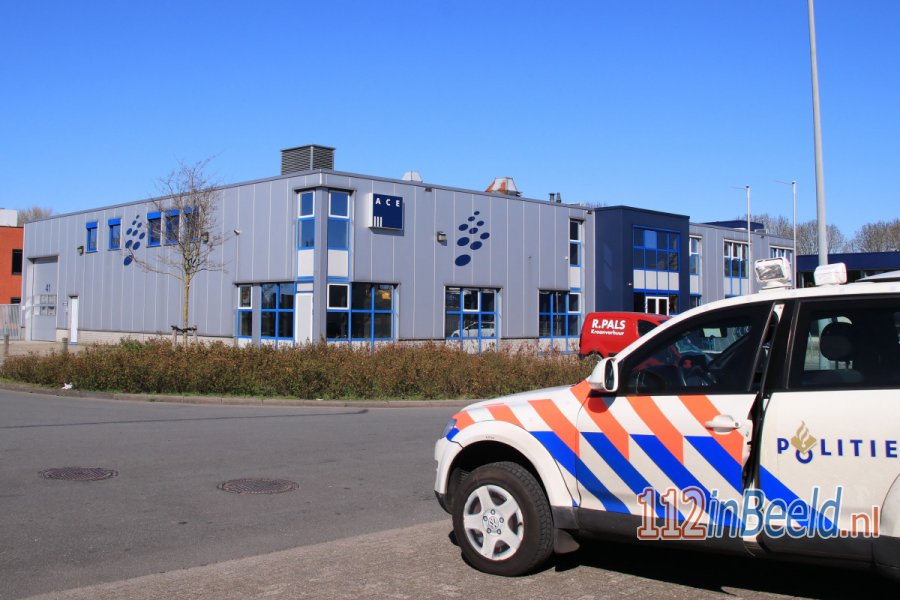 Politie bewaakt medicijnfabrikant Ace Pharmaceuticals in #Zeewolde. 112 in Beeld.