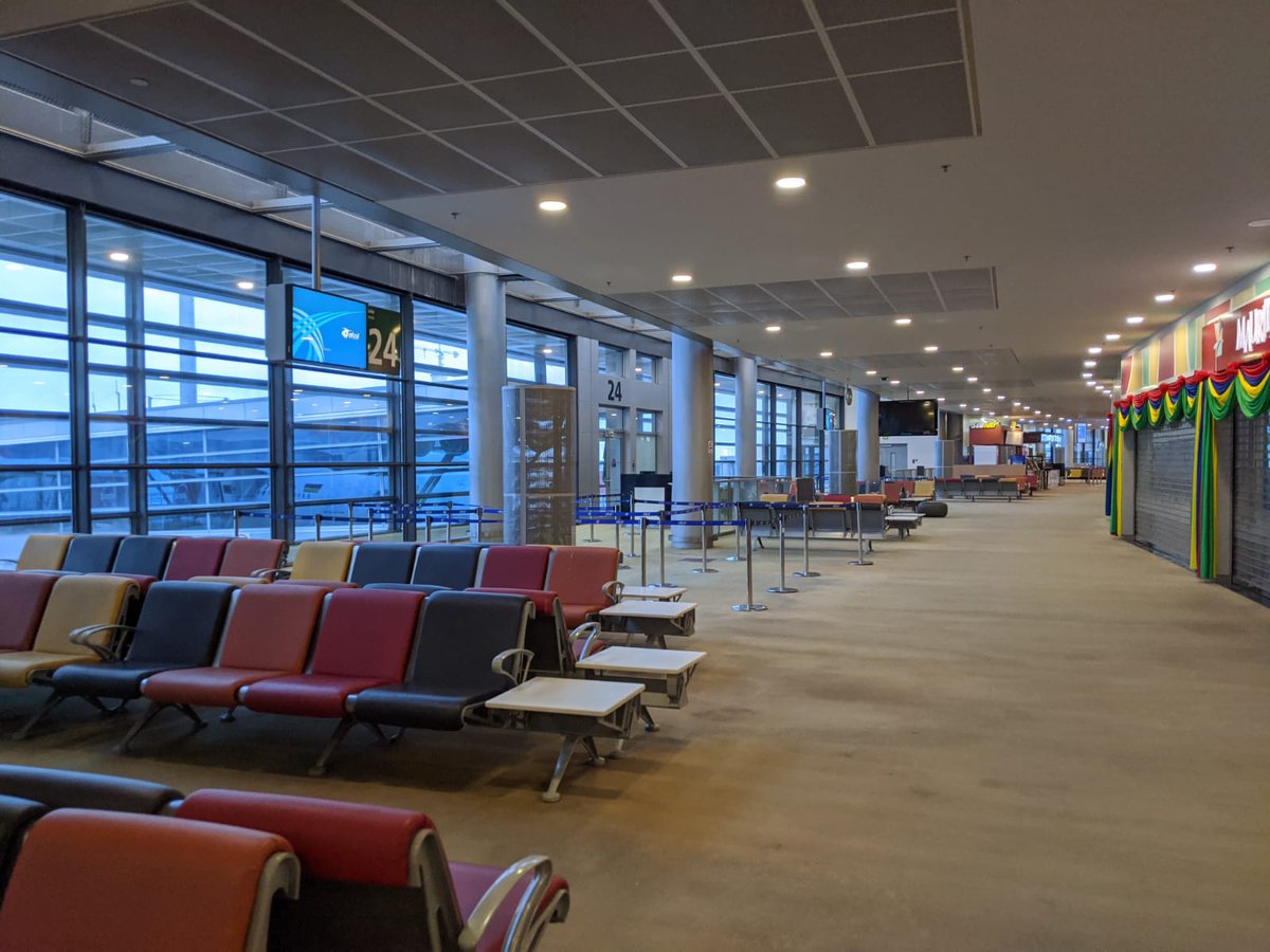 techedan's tweet photo. Dernier vol pour Paris, l aéroport est vide, atmosphère de fin du monde. Triste de quitter l île après 3 mois. Heureusement le salon business est encore ouvert. #COVIDー19 @AirFranceFR #Mauritius #retourntohome https://t.co/TnypBzJw44