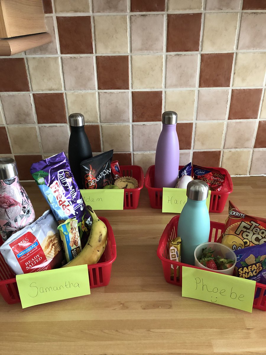 RobotRegRomford's tweet photo. @loustar76 You need to do a snack box! Once it’s gone for the day that’s it! No more snack🤣 https://t.co/sTlMPpNLMH