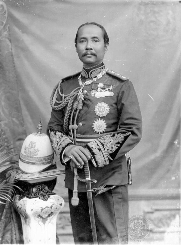 vnomenon's tweet photo. พระบาทสมเด็จพระจุลจอมเกล้าฯ ทรงพระกรุณาเสด็จพระราชดำเนินทรงประกอบพิธีเปิด และพระราชทานนามว่า “โรง #ศิริราชพยาบาล” หรือที่ชาวบ้านนิยมเรียกว่า “#โรงพยาบาลวังหลัง” โดยทำการบำบัดรักษาผู้ป่วยไข้ทั้งแผนปัจจุบันและแผนโบราณของไทย #มีกษัตริย์ไว้ทําไม https://t.co/JxPFSJQWcZ