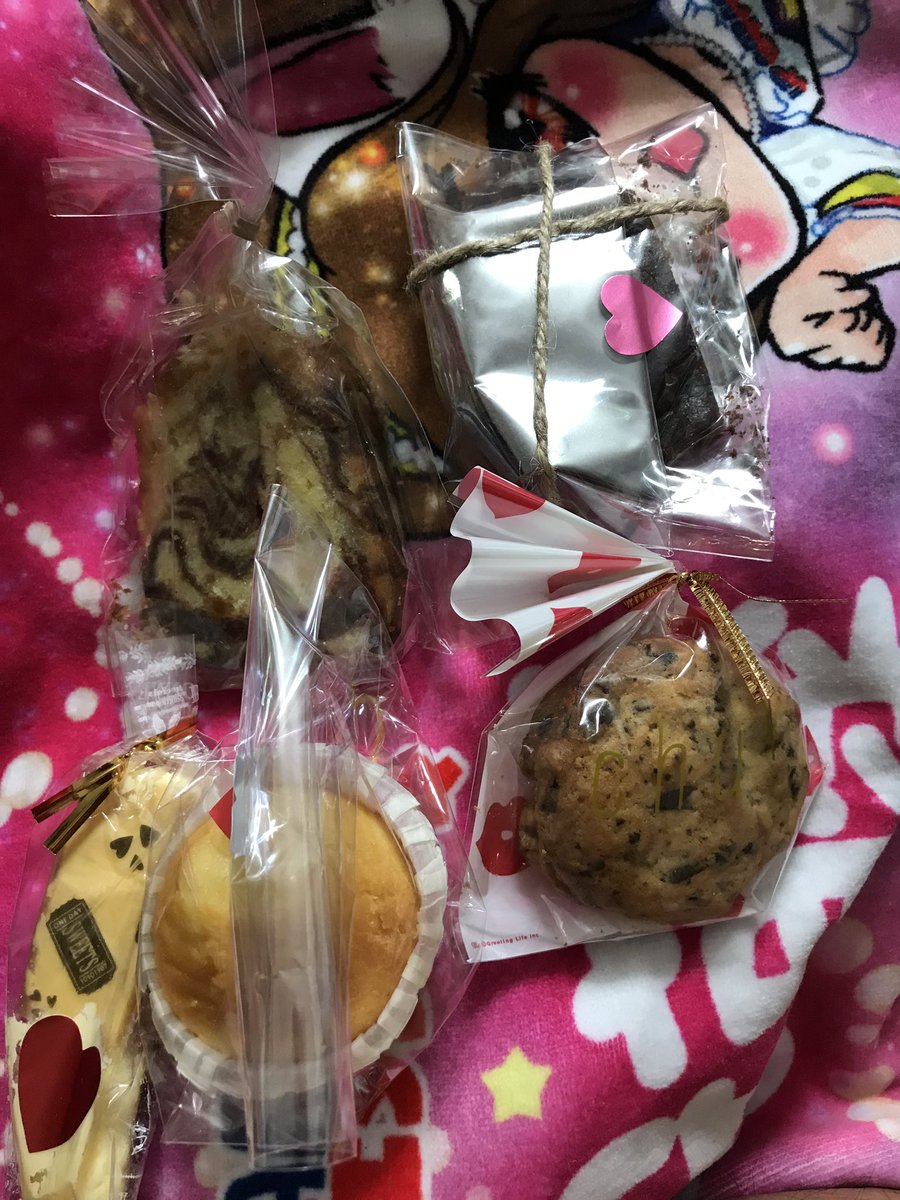 kzo_e19881212's tweet image. 今日の戦利品。

 #お菓子
 #ポラ
 #お手紙カード
 #あまのっち作成金メダル