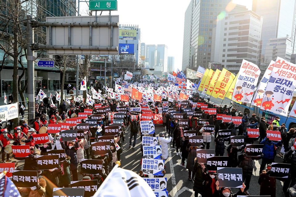 미통당의 공천을 보면 유승민
계열과 김무성계가 약진을 했다
보수를 분열시키고 멀쩡한 박근혜대통령을 탄핵시키고 문재인이 대한민국을 폭망시키도록 대통령 만들어
놓고 뻔뻔하게 보수를 자처하며 국민들에 또 표를 달라한다
더 웃기는 건 문재인 심판하려면 
미통당 찍어야 한다고 씨부린다