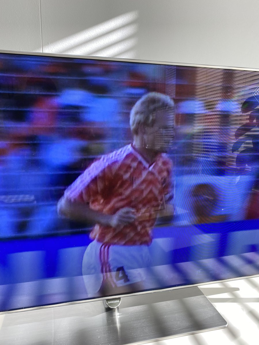 Wat vergeet je dingen toch gemakkelijk he... zo wist ik niet meer dat Ronald Koeman tijdens #ek1988 hetzelfde kapsel had als Ellie Lust vandaag de dag heeft. Dat soort dingen..  #ek88 #nosstudiosport #archief