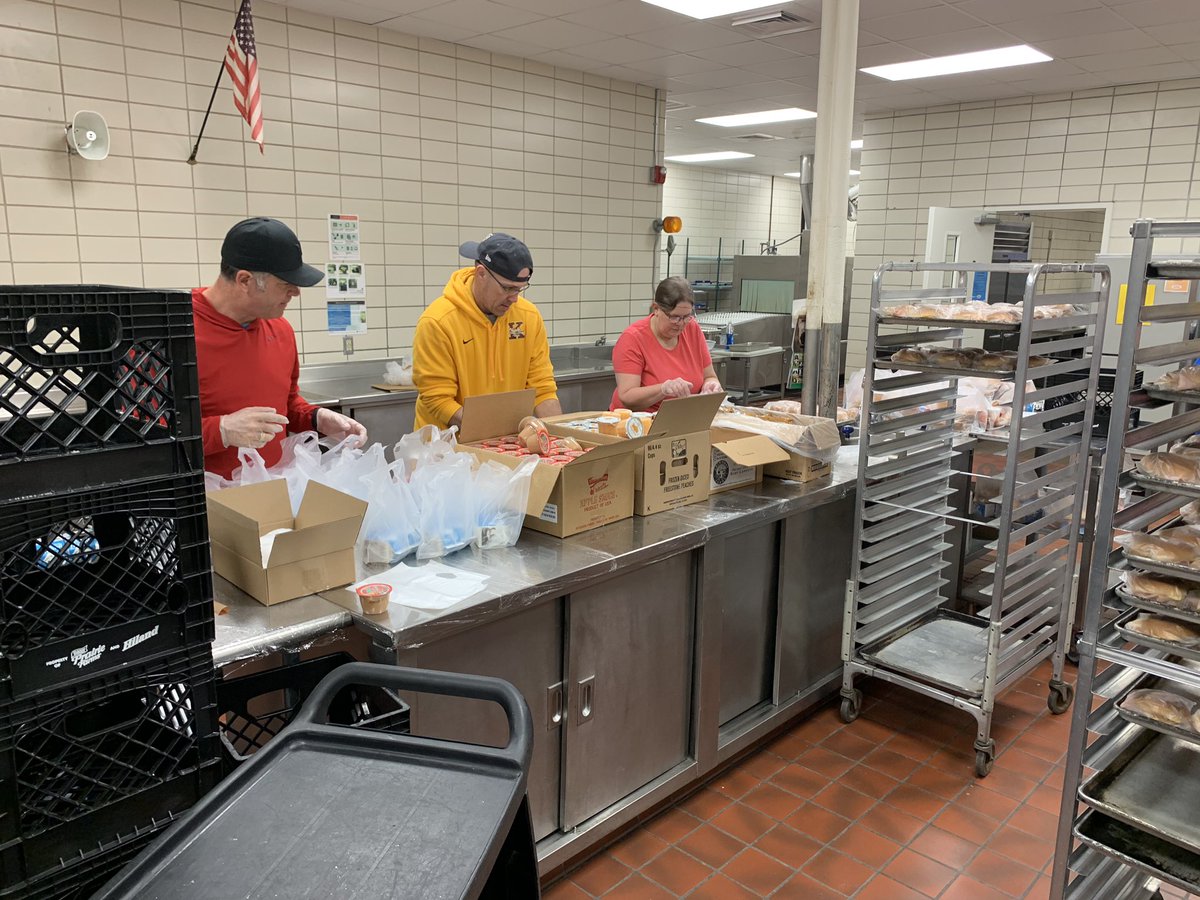StephenHall_PR's tweet photo. The SPS team is hard at work this morning, prepping meals for our students to pick up from every @officialSPS school. They will be available every weekday for pick-up, starting tomorrow, between 9:30 am and 12:30 pm. https://t.co/Qk1rah4STh