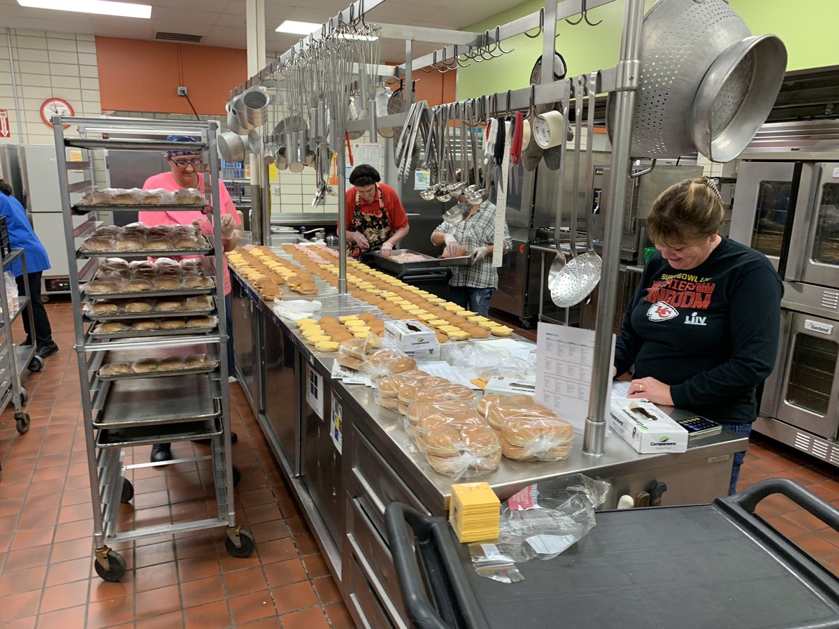 StephenHall_PR's tweet photo. The SPS team is hard at work this morning, prepping meals for our students to pick up from every @officialSPS school. They will be available every weekday for pick-up, starting tomorrow, between 9:30 am and 12:30 pm. https://t.co/Qk1rah4STh