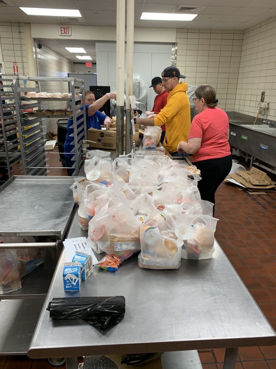 StephenHall_PR's tweet photo. The SPS team is hard at work this morning, prepping meals for our students to pick up from every @officialSPS school. They will be available every weekday for pick-up, starting tomorrow, between 9:30 am and 12:30 pm. https://t.co/Qk1rah4STh
