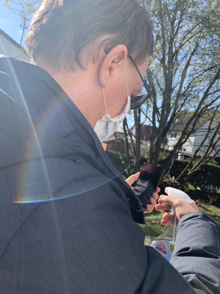 mixingrealities's tweet photo. Clean your phone!! https://t.co/cX1y8vzgBf