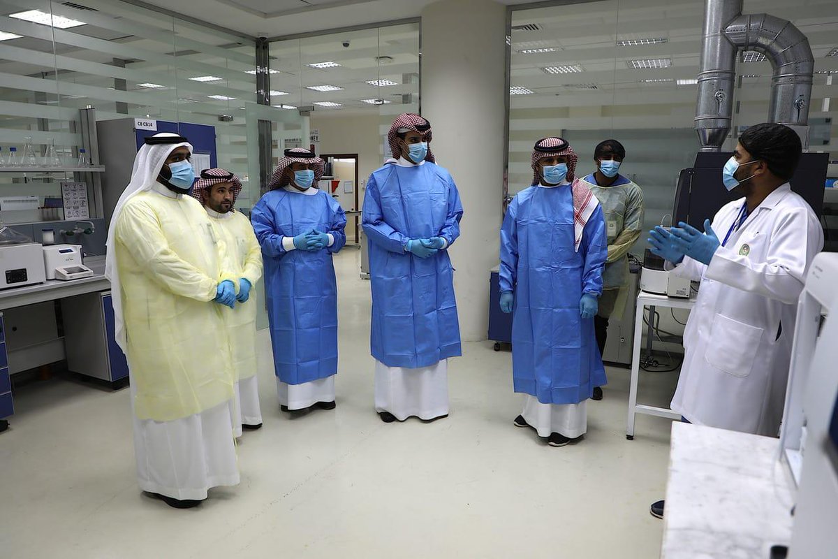 Amanatalriyadh's tweet image. سمو أمين منطقة الرياض فيصل بن عبدالعزيز بن عياف يتفقد مختبرات الأمانة المركزية، ويطلع على سير العمل في المختبر وما يشمله من فحوصات وتحاليل للمياه والأغذية ومدى مطابقتها للاشتراطات الصحية..