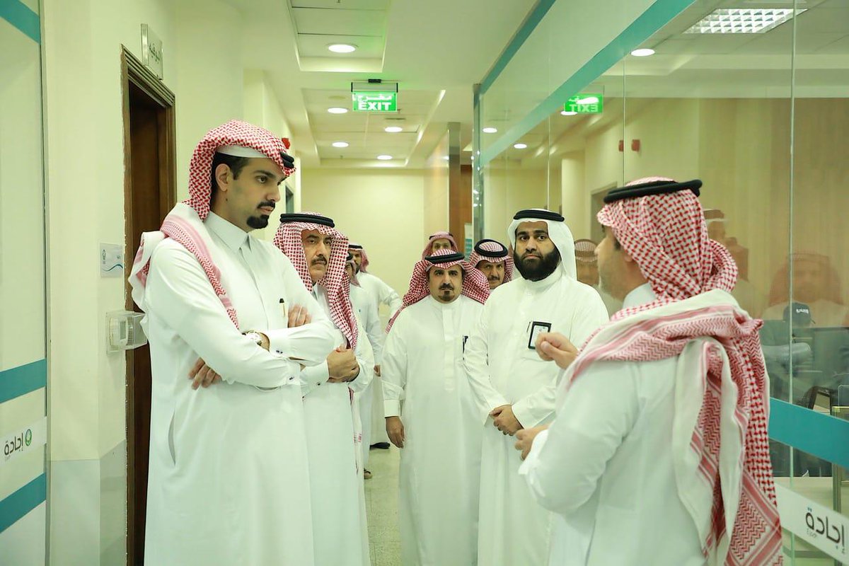 Amanatalriyadh's tweet image. سمو أمين منطقة الرياض فيصل بن عبدالعزيز بن عياف يتفقد مختبرات الأمانة المركزية، ويطلع على سير العمل في المختبر وما يشمله من فحوصات وتحاليل للمياه والأغذية ومدى مطابقتها للاشتراطات الصحية..
