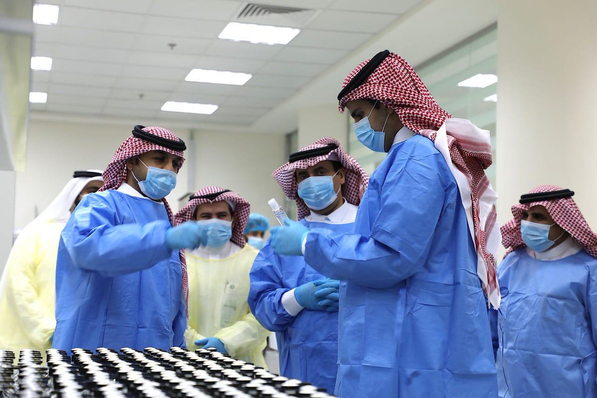 Amanatalriyadh's tweet image. سمو أمين منطقة الرياض فيصل بن عبدالعزيز بن عياف يتفقد مختبرات الأمانة المركزية، ويطلع على سير العمل في المختبر وما يشمله من فحوصات وتحاليل للمياه والأغذية ومدى مطابقتها للاشتراطات الصحية..