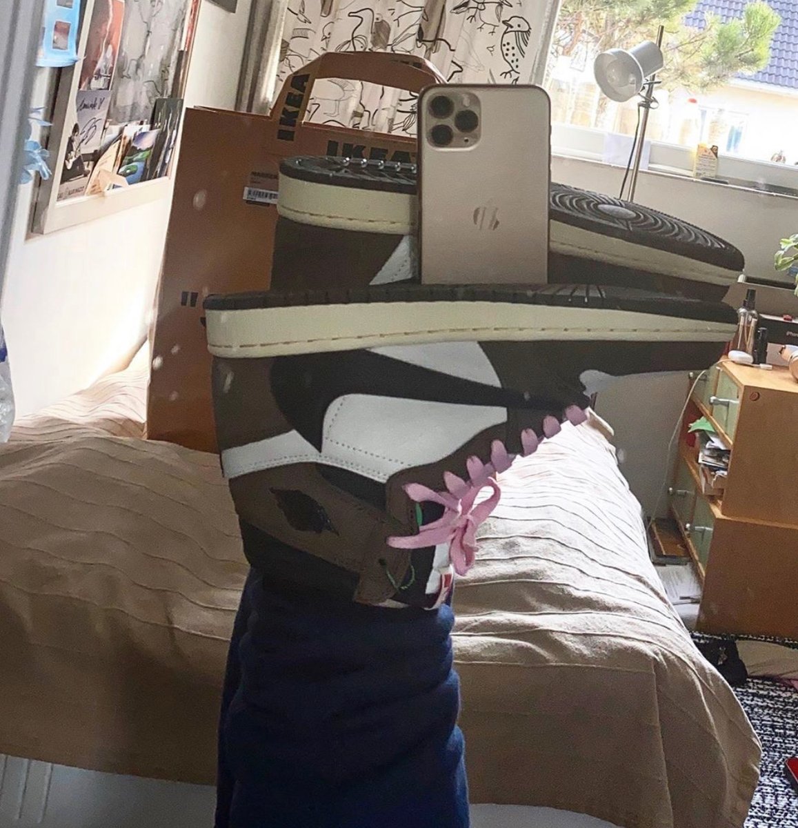 stockx's tweet image. Up &amp;amp; ready to #FlexFromHome and #FrontLineFlex 😎 

Keep those pics rolling in. Every post you tag us in with the hashtag = 10 meals for @FeedingAmerica! 

Let’s see what ya got 💪🔥