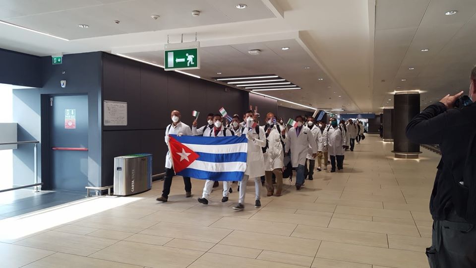 ChroniclesRW's tweet photo. UPDATE: For first time, Cuba sends its medical brigade to #Europe. 36 Doctors and 15 Nurses arrived in #Italy in past hour to support struggling battle against #COVIDー19. Nearly 800 people died yesterday in Italy, similar number expected today. Thousands infected with virus https://t.co/hPCBnXmXB7