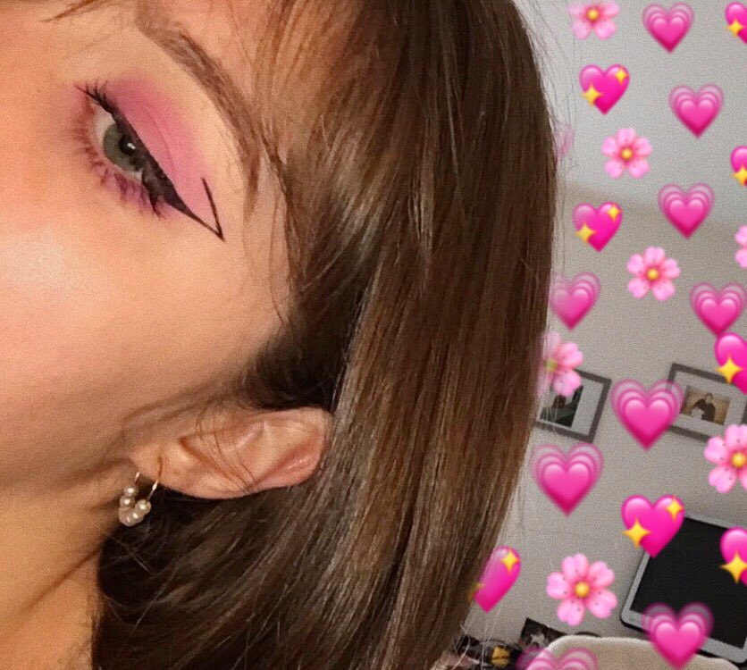 Jour 1 ~ Pink and graphic liner Make up inspire de @.daniellemarcan sur instagram, jaime trop ce qu’elle fait et puis c’est assez simple à reproduire 