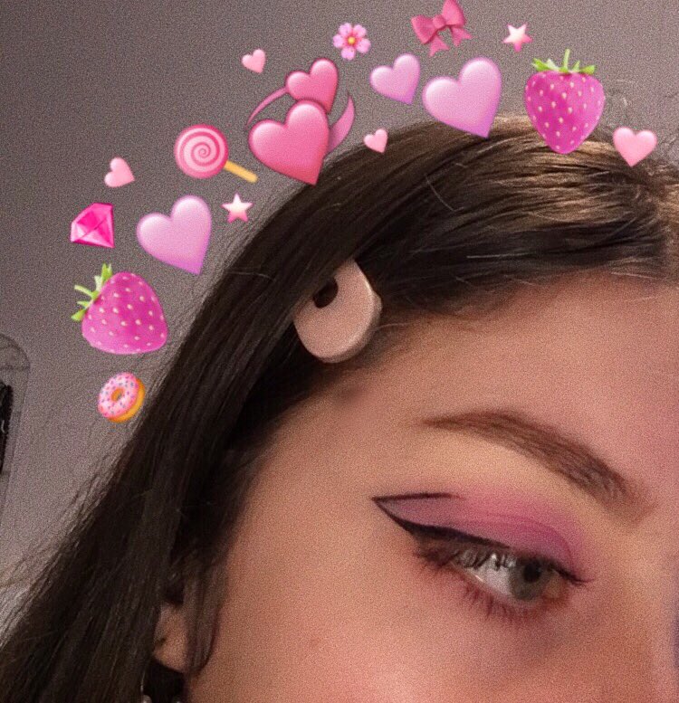 Jour 1 ~ Pink and graphic liner Make up inspire de @.daniellemarcan sur instagram, jaime trop ce qu’elle fait et puis c’est assez simple à reproduire 