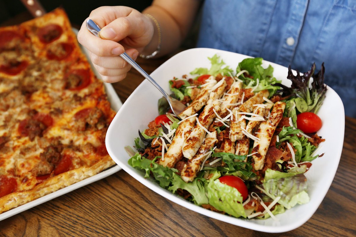 ✨GIFT CARD GIVEAWAY✨

RETWEET &amp; FOLLOW 
to be entered to win a
$50 #LEDOPIZZA GIFT CARD!
(1 winner picked randomly at 10pm on 3/22/20)

CARRYOUT is OPEN 🟢

🎉 DEAL: $5 Calzones

*Meatlovers, Veggie, or Chicken Calzone ONLY! Details: ledopizza.com/menu/carryout-…