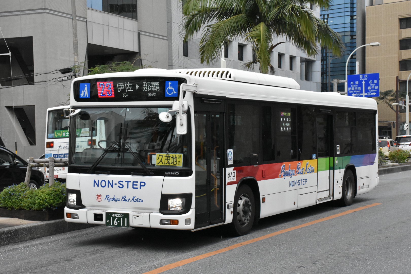 かすうどん バスヲタ 沖縄で撮った写真 琉球バス交通編 琉球バス交通も新車の現行ブルーリボンが結構導入されていた 中古だと那覇バスと同じく日野ブルーリボンシティが撮れたのは嬉しい 元米軍スクールの日野ブルーリボンは152番の那覇空港 高速