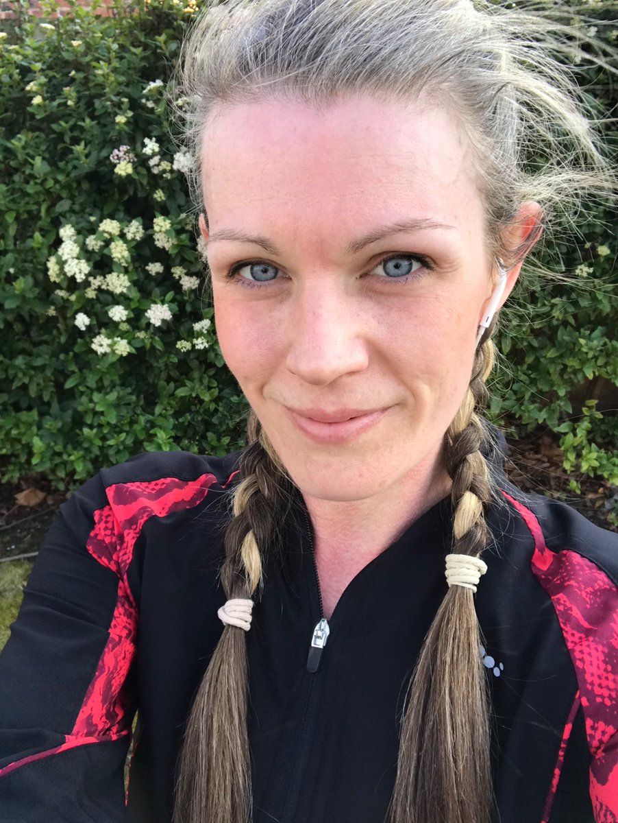 katiecakey123's tweet photo. LSR (longish) trying time keep some sense of normality. Made sure I ran alone and kept my distance. Made sure I gave everyone a nod and a wave from far away #marathontraining #notmarathontraining #socialdistancerunning #SocialDistancing #Wereallinthistogether https://t.co/UXRMqnruEC