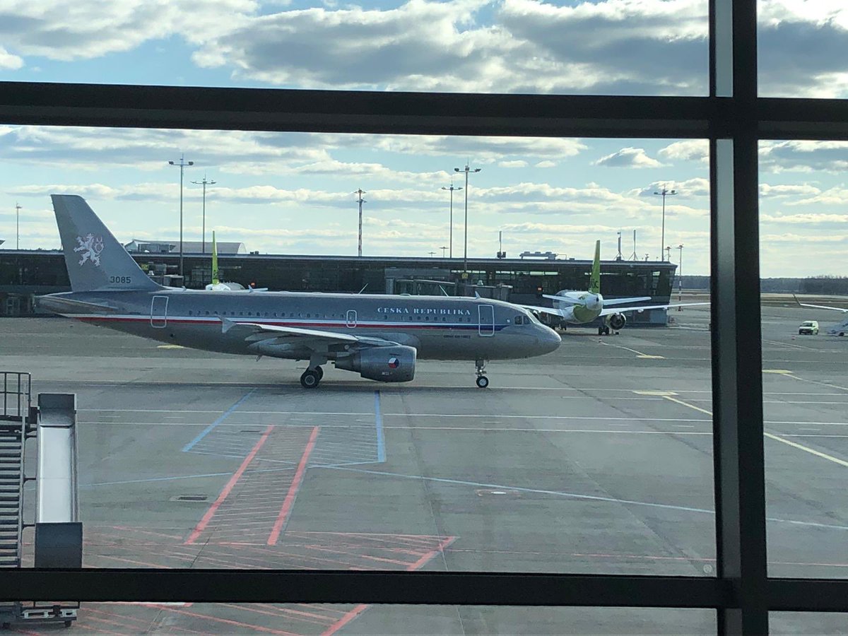 ladislav_babcan's tweet photo. Dnes sa podarila zložitá operácia repatriácie oi. aj 2️⃣5️⃣🇸🇰 študentov z Pobaltia domov. V Prahe práve pristál 🛬 vojenský špeciál 🇨🇿 z #Rigy. Teraz nasleduje cesta busom do 🇸🇰. Ďakujeme pekne 🇨🇿 za obrovskú pomoc!!!🤝✌️@CzechMFA @SlovakiaMFA @ArmadaTweetuje https://t.co/FJvHxATD19