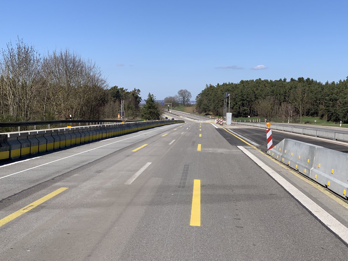 marjosalari's tweet photo. Vandaag nog wat reparatie werkzaamheden aan de #QMB barriers en voorbereiden om het project op de #A9 bij #München maandag af te ronden.  Maandagavond doorsteek maken en kan de rest van de medewerkers weer veilig naar NL Systeem zal dagelijks 2 keer 1 rijstrook worden verplaatst https://t.co/7HNLxjIB1k