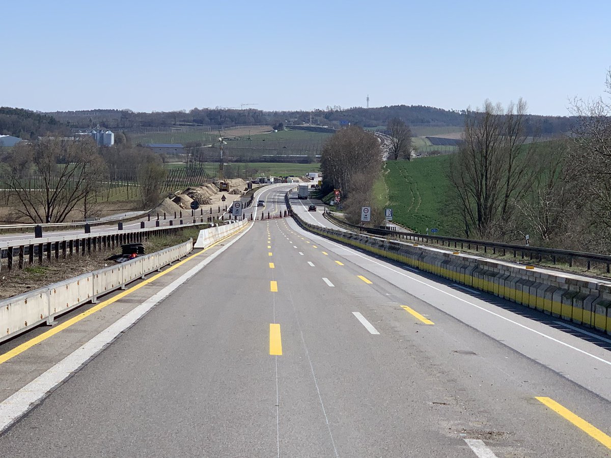 marjosalari's tweet photo. Vandaag nog wat reparatie werkzaamheden aan de #QMB barriers en voorbereiden om het project op de #A9 bij #München maandag af te ronden.  Maandagavond doorsteek maken en kan de rest van de medewerkers weer veilig naar NL Systeem zal dagelijks 2 keer 1 rijstrook worden verplaatst https://t.co/7HNLxjIB1k