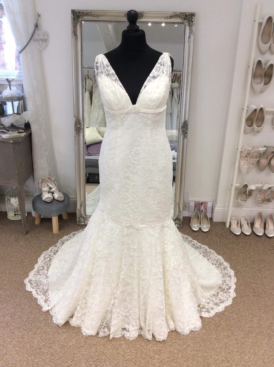 bridalrelovedLe's tweet photo. We have all the feels for this stunning lace gown by Charlotte Balbier .. with its fitted silhouette, delicate lace detail and plunge neckline it really does tick all the boxes π°π
#bridalreloved #bridalrelovedleicester #weddingdresses #samplegown https://t.co/9gFND9dAQ4