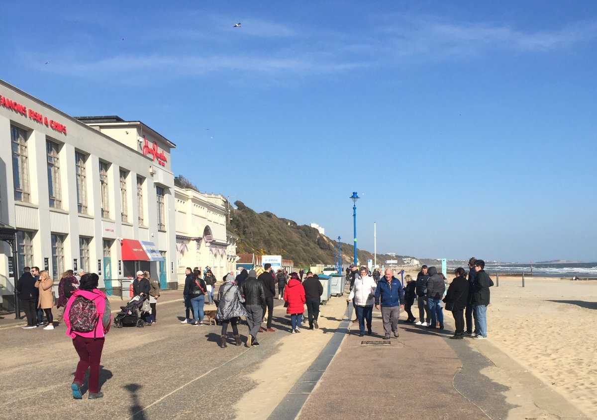 Bournemouthecho's tweet photo. Crowds seen gathering on beaches across Dorset are "behaving like it is holiday season" https://t.co/81p4kTnqeU https://t.co/mYDvEdYdH3