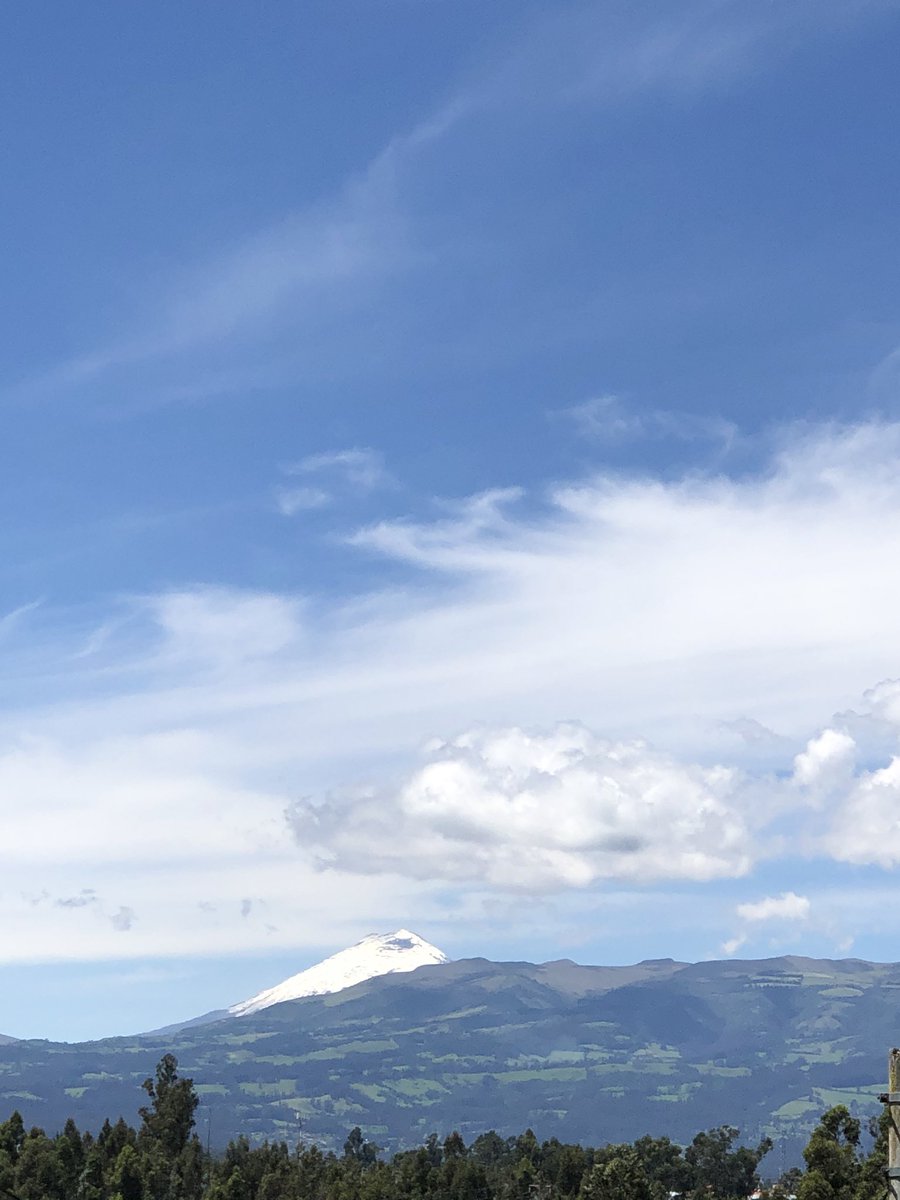 pametroya's tweet photo. Ahí va otra del cielo de #Quito y un regalo adicional 🥰 https://t.co/MuK8J2hbxs