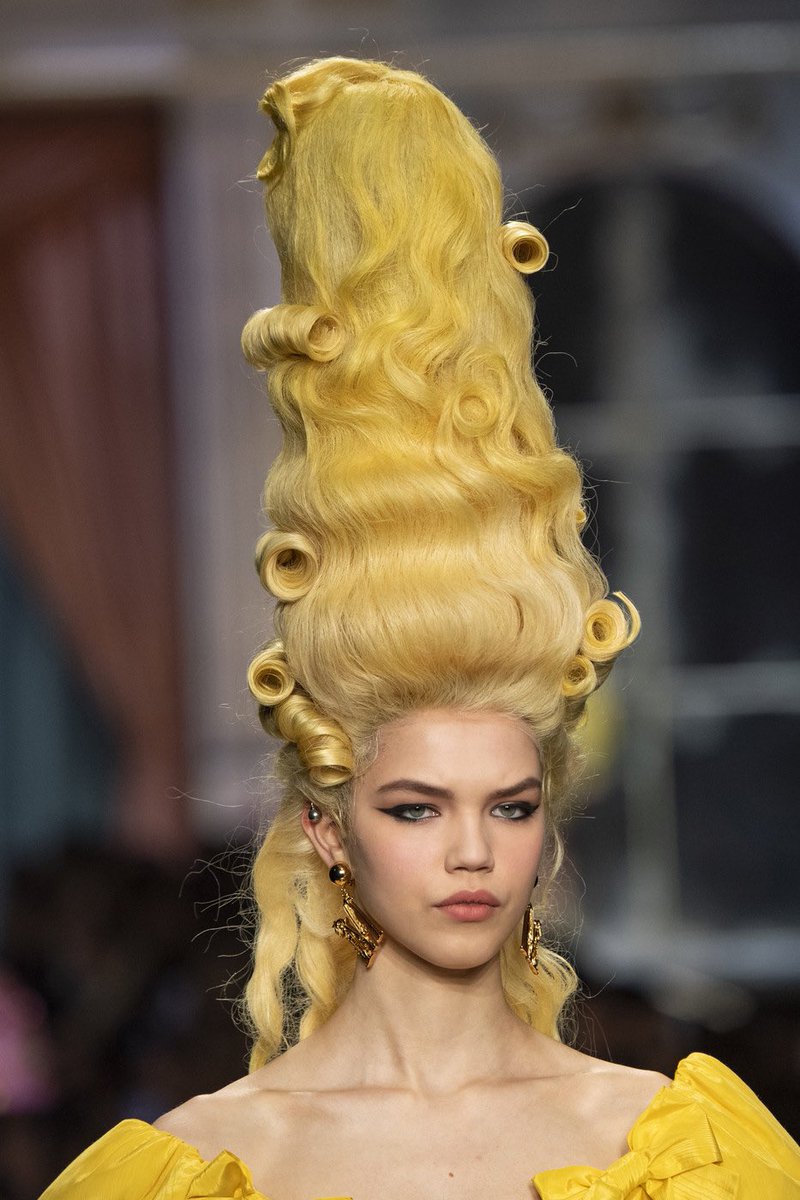 millionrei's tweet photo. Moschino Fall 2020 https://t.co/YA59wArE8i