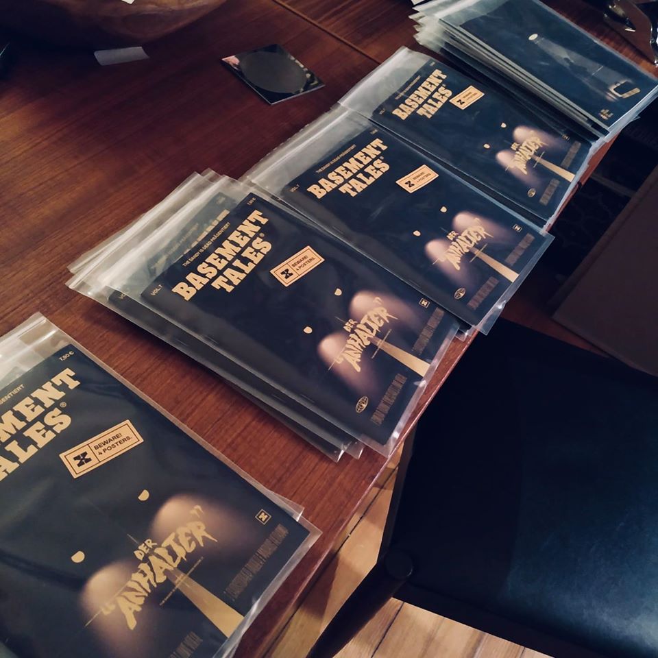 thedandyisdead's tweet image. Seit dem vergangenen Wochenende verschickt der Dandy eifrig DEN ANHALTER. 
Das tut er auch weiterhin und tappt keimfrei vermummt zur Post.
Hier geht's zum Vol. 7 der BASEMENT TALES:
thedandyisdead.de/product/baseme…
Support your lokal Dandy!
❤️🕷

#bücherhamstern