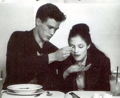 Bu yaşıma geldim içimde bir çocuk hala
Sevgiler bekliyor sürekli senden.
İnsanın bir yanı nedense hep eksik
Ve o eksiği tamamlayayım derken,
Var olan aşınıyor zamanla.

Anamın bıraktığı yerden sarıl bana.

Metin Altıok