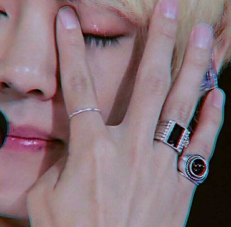 Taehyung's hands with his beautiful hand accessories : an aesthetic thread