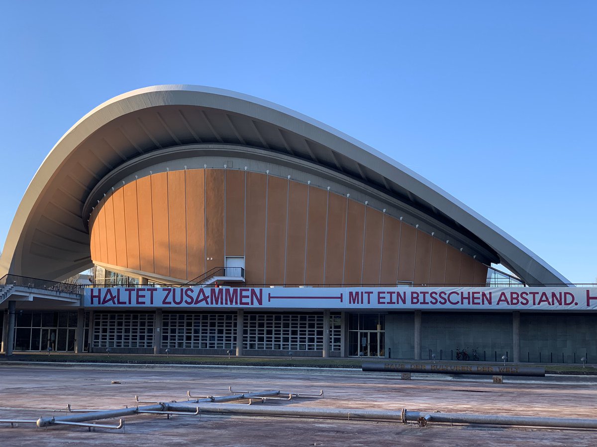 Bildknipser's tweet photo. Haltet zusammen mit ein bisschen Abstand. Plakat an der Schwangeren Auster. #coronavirus #COVIDー19 #BleibtZuhause #StayAtHome https://t.co/BWt5KdmBR5