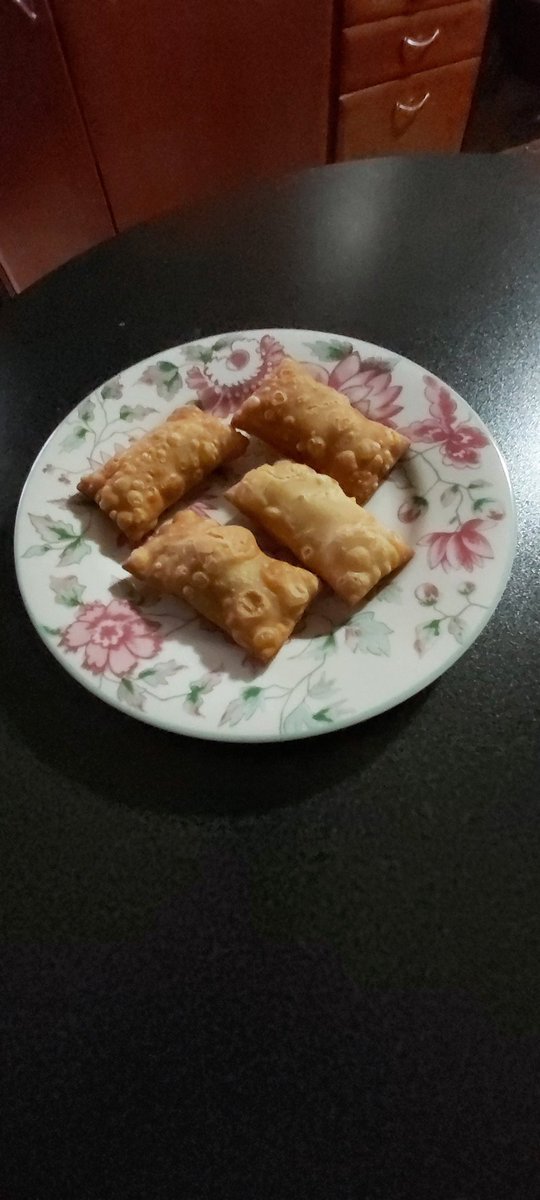 DimKougk's tweet photo. #KarapapasPeraeus
Παστουρμαδοπιτάκια 
😋😋😋 https://t.co/fgtYTVWX6W