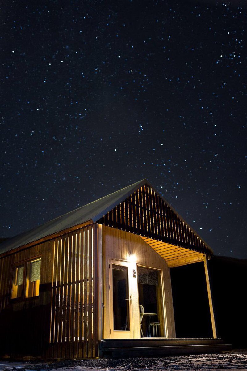 قُل الحمدلله للحيَاة التّي لازالت تسري في عرُوقِك، للعافيّة التي تتردد بين جنبيَك قل الحمدلله فإن بها تطيب الأحوال 🌿💜.