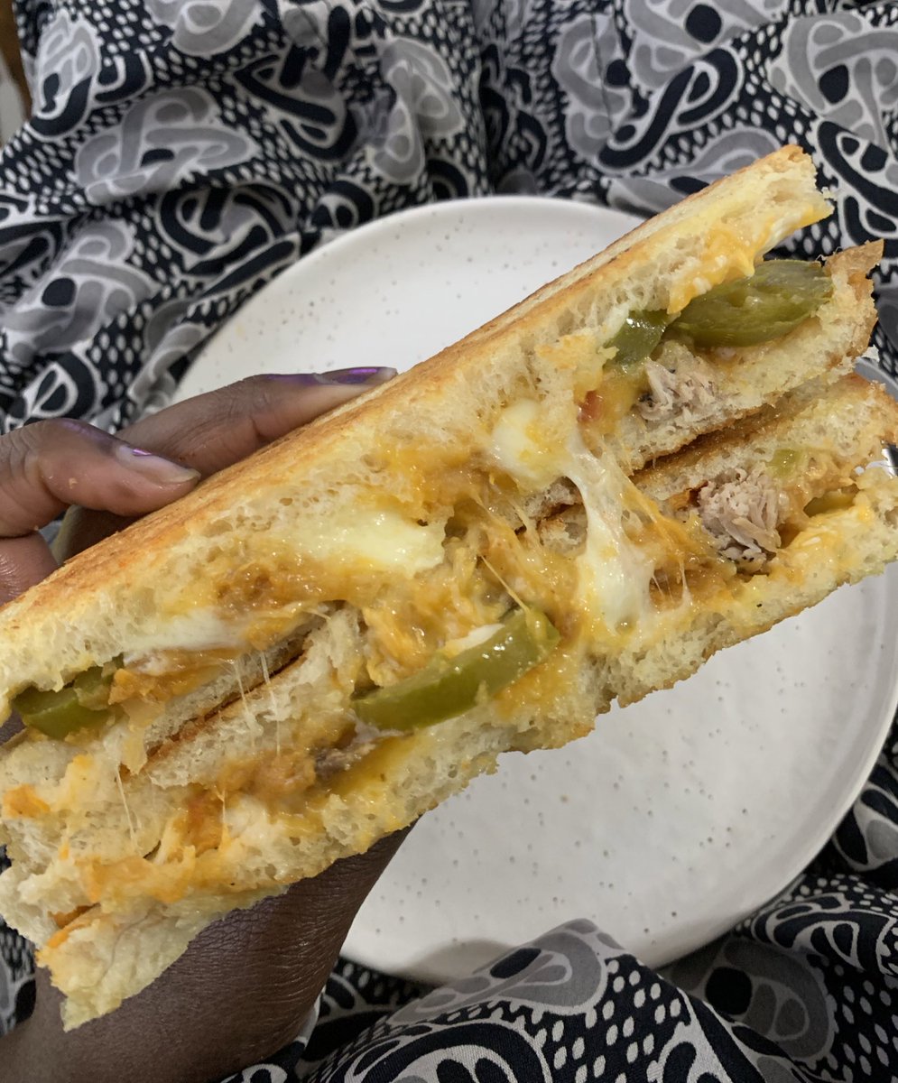 you can never make a grilled cheese look as good as it tastes but cider braised sweet potato and pork loin chops, québécois cheese curds, triple cheddar cheese blend & pickled jalapeños on sourdough was a good combo  #humblebragdiet
