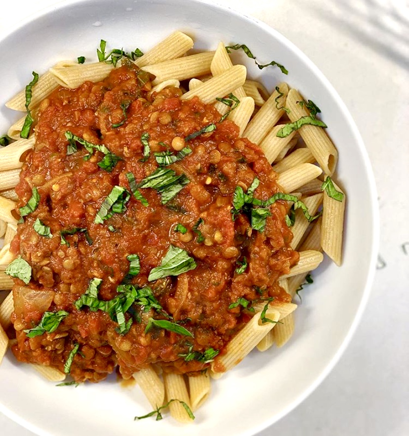 Need a simple recipe? Try @cravinggreensbyclare’s 6-ingredient penne pasta 🍝