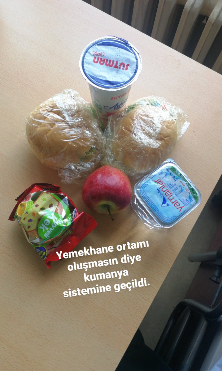 Vay arkadaş. Hastaneye yemek de  getirmiyor hiçkimse.
 '' Bari kapıya kadar getirin bahçe duvarından içeri atın, kaçın'' dedim. Aklımıza mukayyet ol yarabbi...
#sokagacikmaturkiye #pttcoronayaymasin