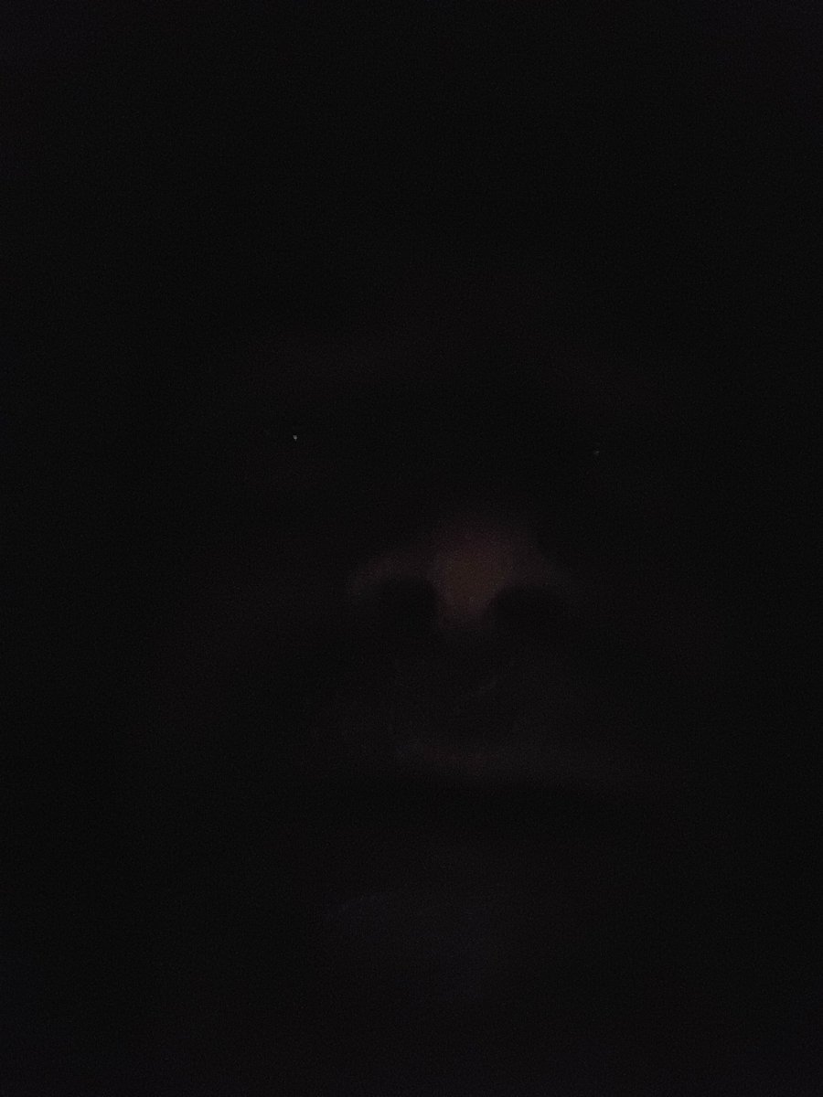 jussikniemela's tweet photo. Tältä näyttää syvähenkistä elämää karanteenissa viettävä suomalainen mies, joka pakanallisessa pimeydessä muuttuen lepää ja miettii syntyjä syviä. #koronavirus #koronasuomi #karanteeni #syvähenkinenelämä #pakanuus #pimeys #filosofia #erakkous #hämärä #Herakleitos https://t.co/CKQDn3F1Ib