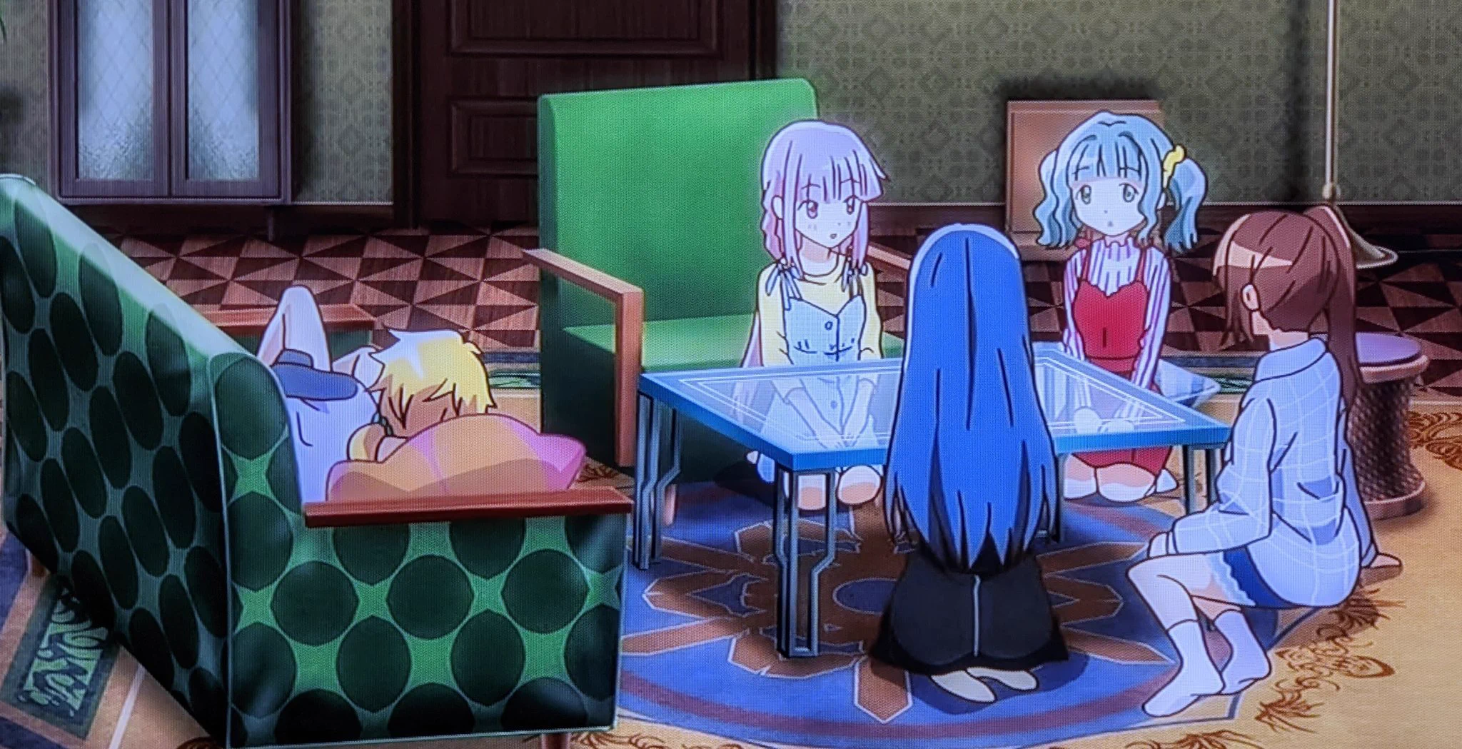 @boooonsai 寝っ転がるのに使えなくもないど、肘掛けが邪魔になる 