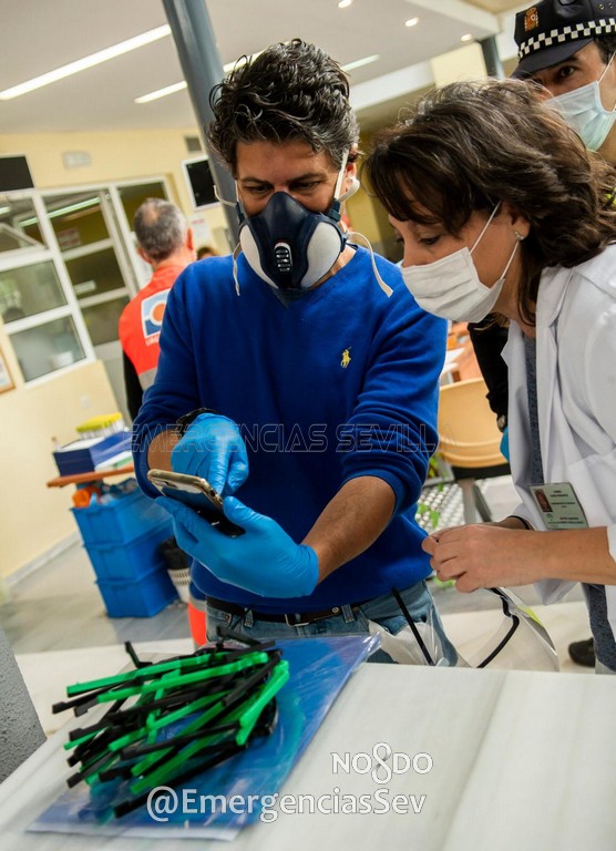 EmergenciasSev's tweet image. 🔴Policía Local está colaborando con @3dprinters_Sev, un grupo de voluntarios de #Sevilla con impresoras 3D y su iniciativa para fabricar pantallas de protección para sanitarios.
🔝¡¡Son muy grandes y con ganas de ayudar!!
#EsteVirusLoParamosEntreTodos 
#Gobernación @Ayto_Sevilla