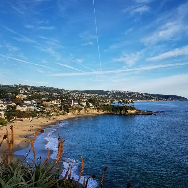 LifeLagunaBeach's tweet photo. Just a few miles walking around town. Was nice to see friendly neighbors smiling and waving from afar.  Went down 1 street where people were sitting in front of their own homes, more than 6 feet away from each other, sort of enjoying each other's company… https://t.co/4E5NygCThj https://t.co/iPc3c1lOao