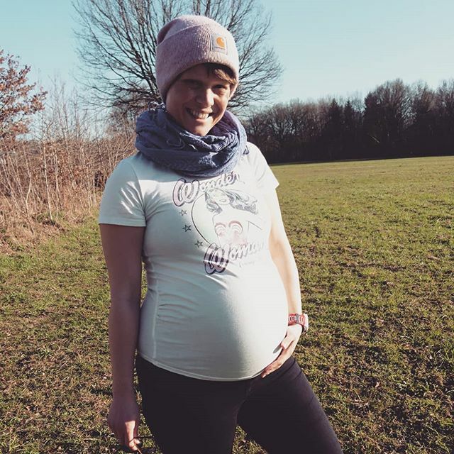 dschuly84's tweet photo. Bald zu dritt 😍 #readytopop #ssw40 #babybauch #sommersprossensammeln #minispaziergang https://t.co/f1FzvqwTRk https://t.co/pA4nUL3wgX
