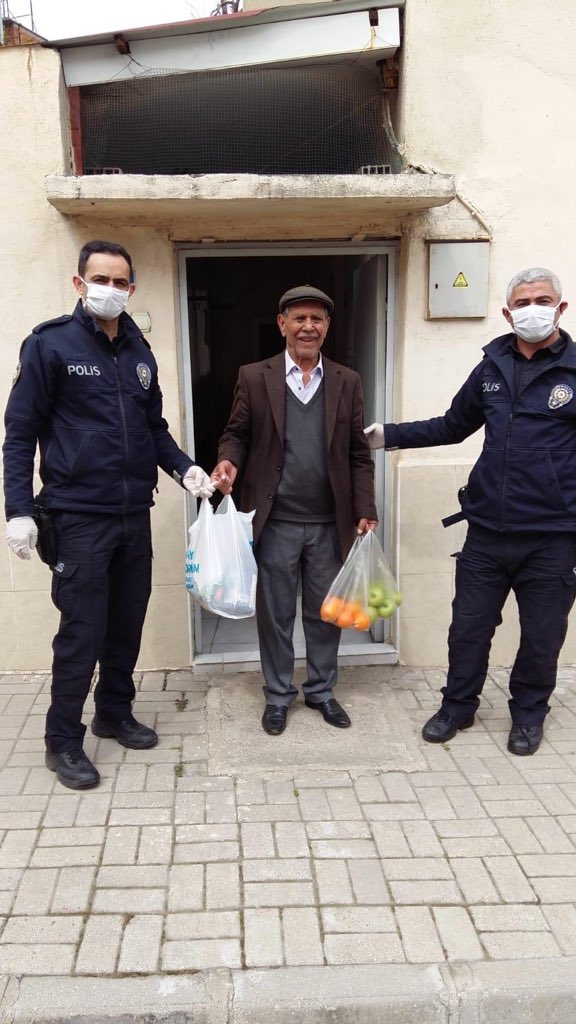 Gecesini gündüzüne katarak çalışan sağlık çalışanlarını desteklediğimiz gibi her daim milletinin yanında olan tüm emniyet teşkilatını da canı gönülden destekliyor ve bir alkışı onlara borç biliyoruz. 👏🏻👏🏻👏🏻

#BirlikteBasaracagiz 
#SokağaÇıkmaTürkiye