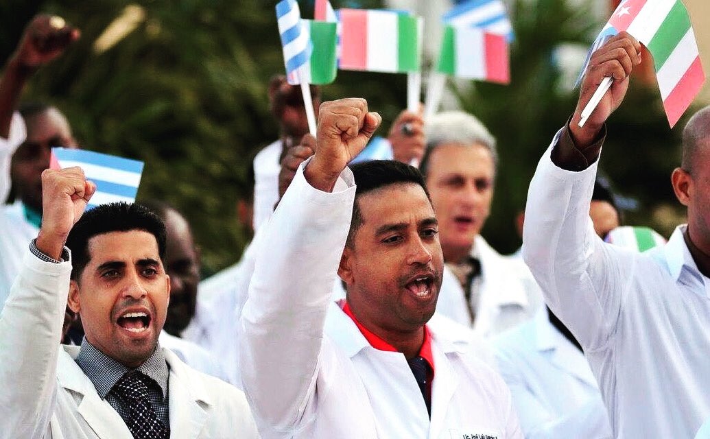EleonoraEvi's tweet photo. Grazie #Cuba. Grazie ai 52 medici arrivati in #Lombardia. 
Non lo dimenticheremo. 
Come non dimenticheremo della mancanza di solidarietà di questa Europa, tra blocchi all’export di mascherine e al trasporto di medicinali e ingredienti per disinfettanti.
➡️https://t.co/JYgdcgrhHs https://t.co/tZYYVYjcp5