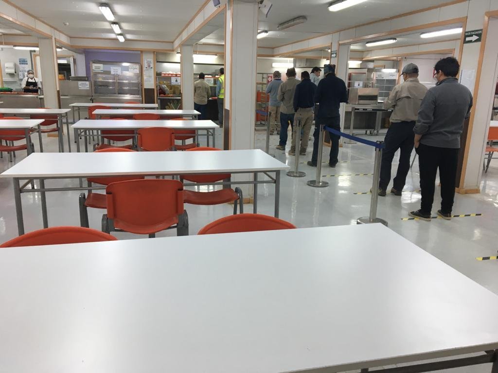 aminerals's tweet photo. Como medida preventiva, en #MineraCentinela estamos realizando una estricta vigilancia a los estándares de manipulación de alimentos y respetando la distancia social en las filas de atención y en las mesas de nuestros casinos y comedores #coronavirus https://t.co/q3iDOGm0Fx