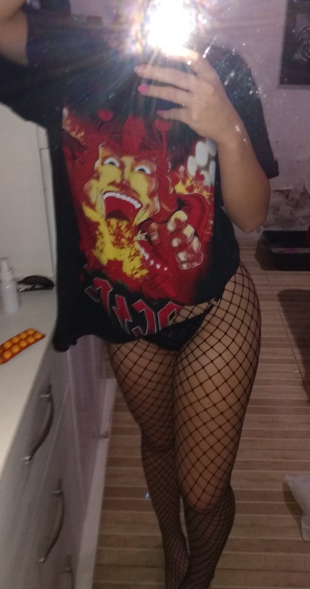 rottencyberbtch's tweet photo. boa tarde amigos do twitter https://t.co/nSDSC8gnV6