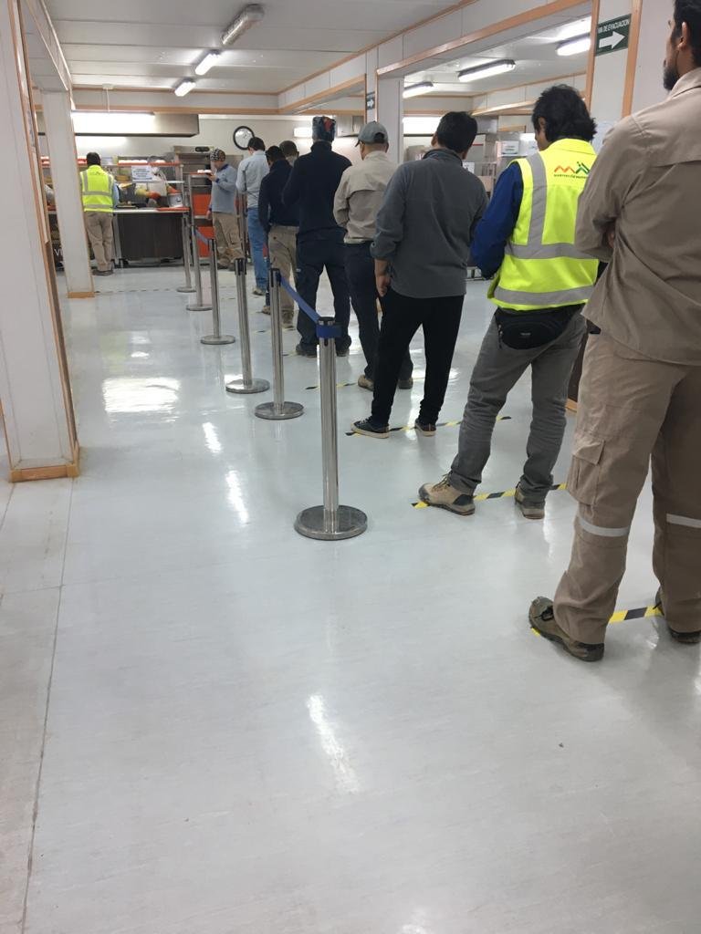 aminerals's tweet photo. Como medida preventiva, en #MineraCentinela estamos realizando una estricta vigilancia a los estándares de manipulación de alimentos y respetando la distancia social en las filas de atención y en las mesas de nuestros casinos y comedores #coronavirus https://t.co/q3iDOGm0Fx