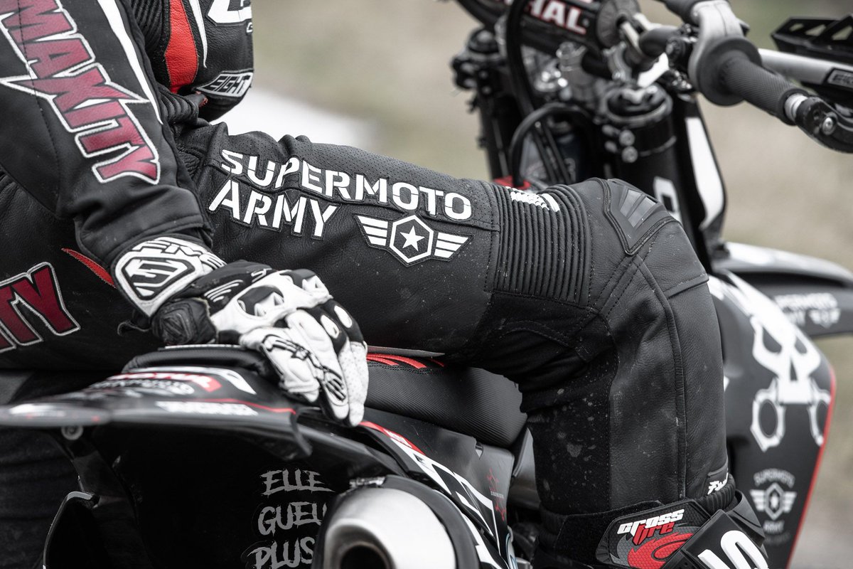 🌍 a close up shot of @maxitytv 's hot new leathers for 2020 - representing Supermoto Army!  Guess we'll have to wait to see what he does for the Supermoto Championship 💪🏻
#ridestronger #strength #enjoy #together #supermotoarmy #supermoto #supermotard #supermotolife #motolife