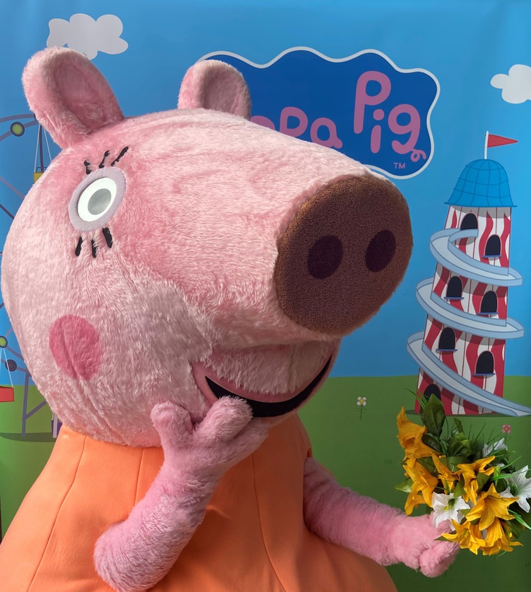 RainbowMascots's tweet photo. Happy Mother's Day Mummy Pig!π π
#Rainbowproductions #mothersday #peppapig #eone #mummypig #mascot #characterappearance #kidsdaysout #meetandgreet #charactermascot https://t.co/gisASwV6fM